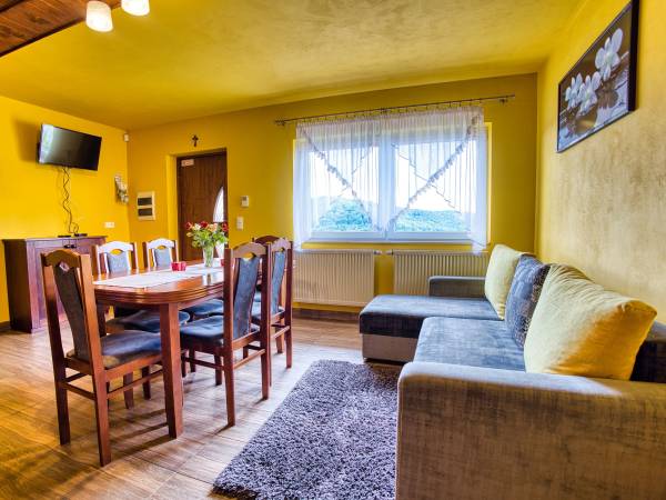 domek żółty - salon