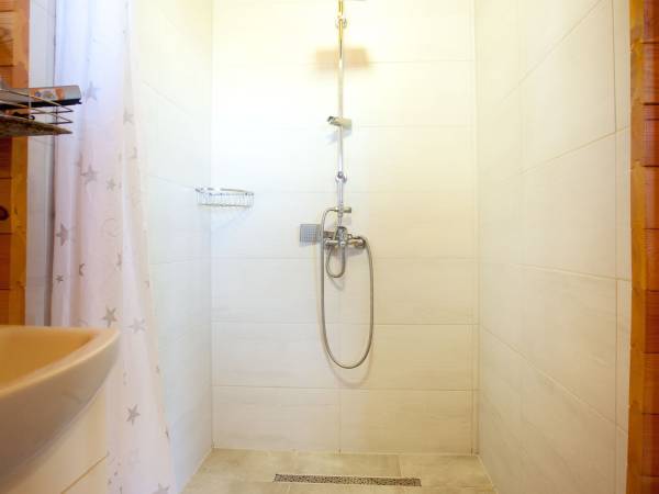 łazienka w domku przystosowanym dla niepełnosprawnych