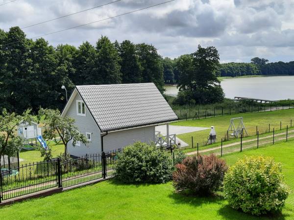 Szary Domek Nad Jeziorem