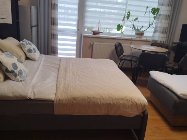 pokój czteroosobowy z widokiem na ogród