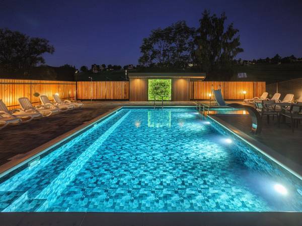 basen - 1 km od ośrodka