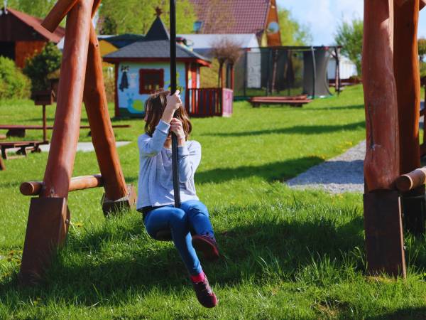 trampolina, chatki carownic, tyrolka