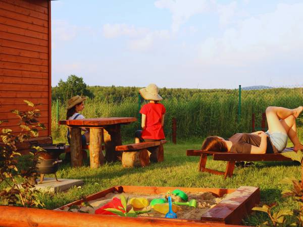 mała piaskownica przy każdym domku