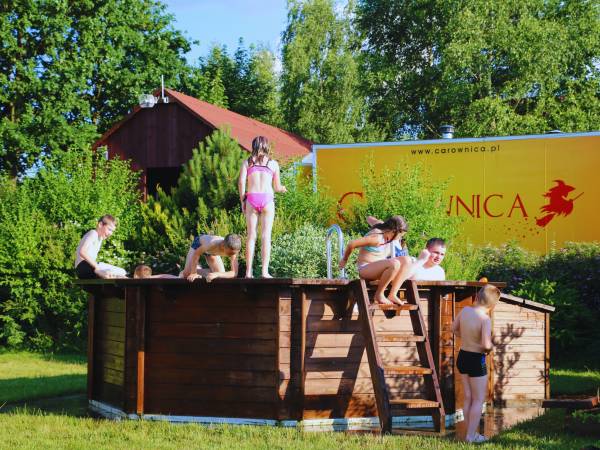 basen ogrodowy w lecie