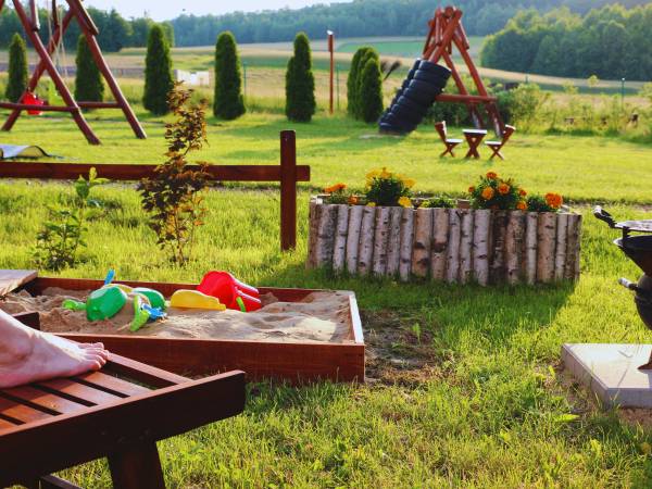 mała piaskownica przy każdym domku
