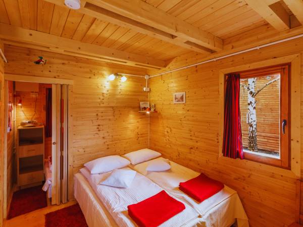 4 domki parterowe (3-osobowe): 3 łóżka pojedyncze;