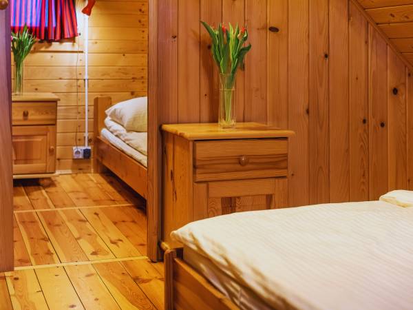 4 domki piętrowe (6-osobowe): 1 rozkładana sofa dwuosobowa, 1 łóżko podwójne i 2 łóżka pojedyncze