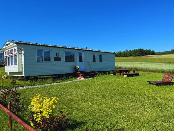 4 domki holenderskie (8-os.): 1 rozkładana sofa dwuosobowa, 1 łóżko podwójne i 4 łóżka pojedyncze