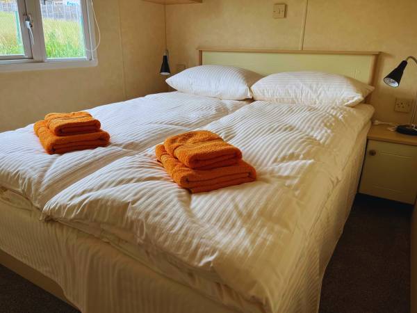 4 domki holenderskie (8-os.): 1 rozkładana sofa dwuosobowa, 1 łóżko podwójne i 4 łóżka pojedyncze