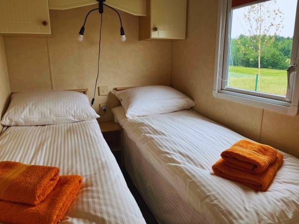 4 domki holenderskie (8-os.): 1 rozkładana sofa dwuosobowa, 1 łóżko podwójne i 4 łóżka pojedyncze