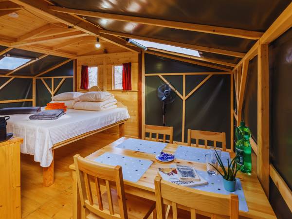 6 glampingów (4-osobowe): 1 łóżko podwójne, 2 rozkładane fotele