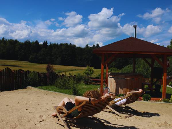 widok na pola, łąki i las