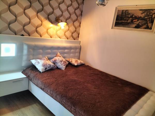 Apartament brązowy- sypialnia.