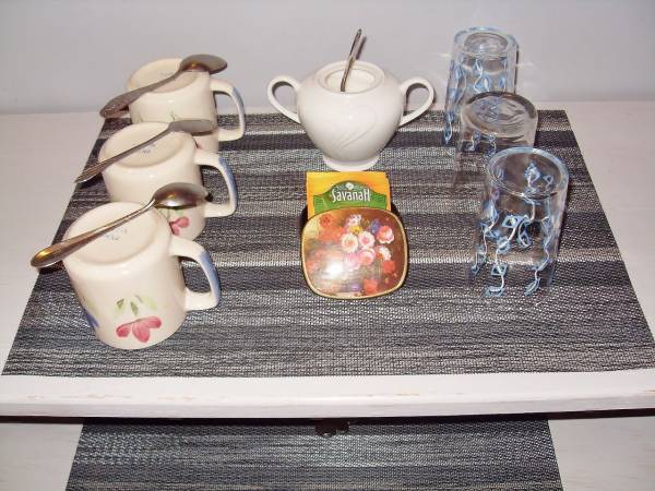 Filiżanki, czajnik, talerzyki, sztućce - w każdym pokoju