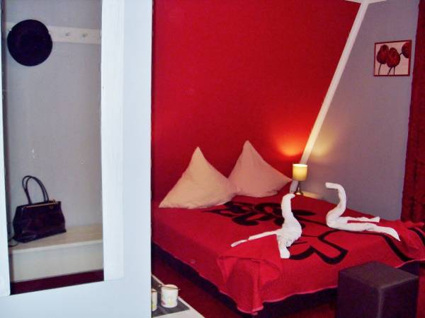 Pok. 2-4 os. z łózkieem małżeńskim i kanapą, balkone, sat-tv, lodowką, czajnikiem