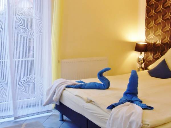 Pok.2-os. nr 3 z nowym ,hotelowym łozkiem małżeńskim ( lub 2 pojed. na zyczenie) na sprężynach bonellowych, balkonem, sat-tv, lodówką, czajnikiem, filiżankami, talerzykami, sztuccami