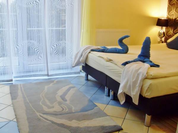 Pok.2-os. nr 3 z nowym ,hotelowym łozkiem małżeńskim ( lub 2 pojed. na zyczenie) na sprężynach bonellowych, balkonem, sat-tv, lodówką, czajnikiem, filiżankami, talerzykami, sztuccami