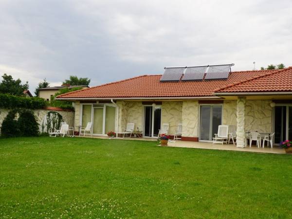 Biały Domek z tarasem w 0,5ha ogrodzie