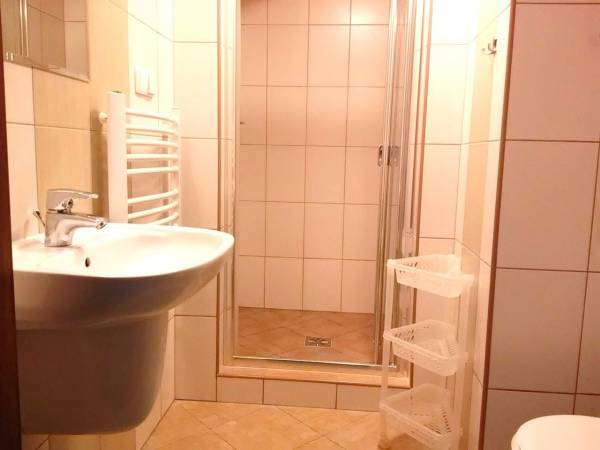 Łazienki z przestronnymi kabinami przestronnymi