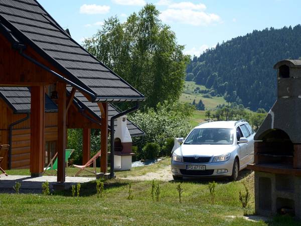 Parking przy każdym domku