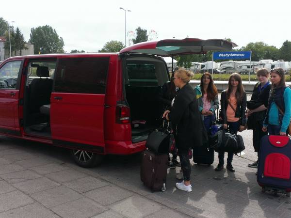 Oferujemy dowóz z/do przystanku.