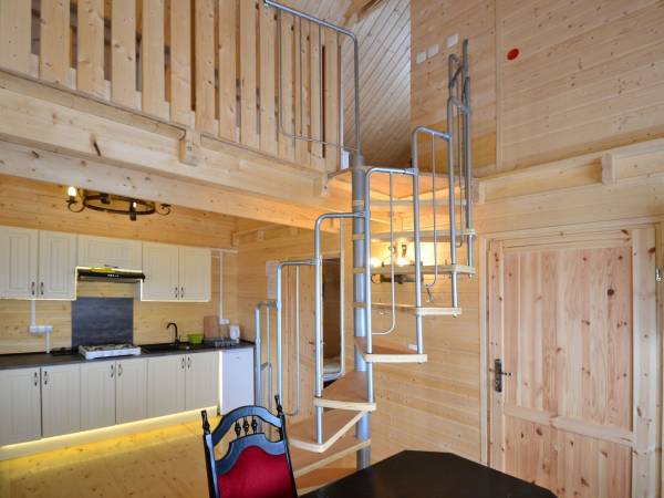 widok na salon kuchnie i balkon w domku 10 osobowym