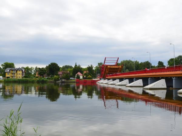 Most zwodzony nad rzeką Dziwną