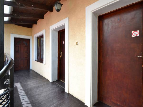 Taras wejściowy doi pokoi.