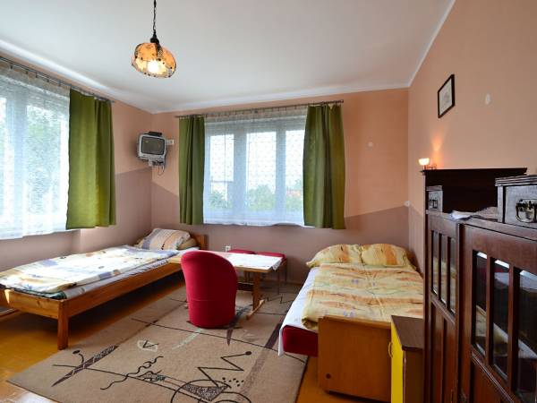 Pokój trzyosobowy z łazienką nr 10.