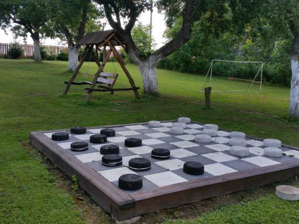 Warcaby i huśtawka w sadzie