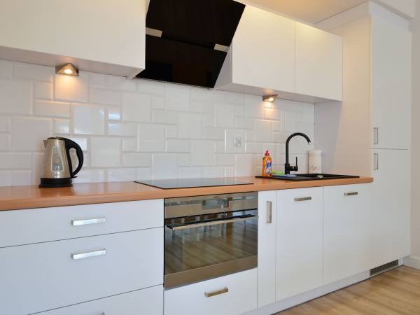 Kompletnie wyposażona kuchnia. Zmywarka, lodówka, kuchennka mikrofalowa, płyta, czajnik elektryczny