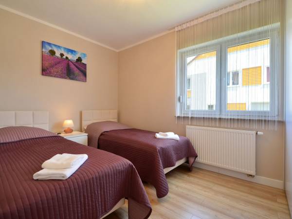 Sypialnia wrzosowa łóżka hotelowa z możliwością złączenia jako łóżko małżeńskie