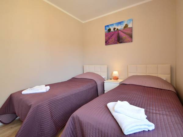 Dwie oddzielne sypialnie. Idealne rozwiązanie dla osób z dziećmi