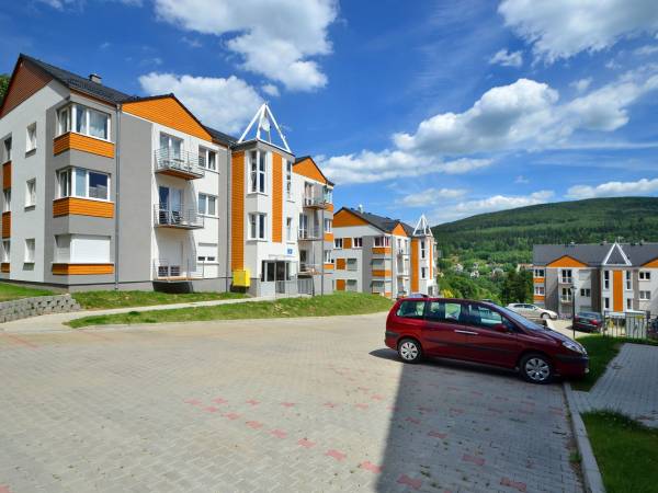 Apartament Zebra widok budynku i nowoczesnego osiedla
