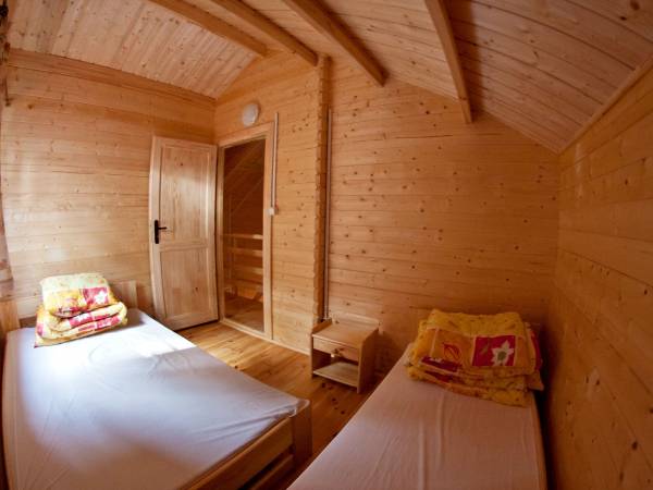 pokoj na pietrze w domku z bala