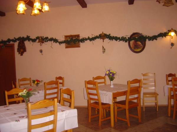 Sala jadalna, przybrana swiatecznymi dekoracjami