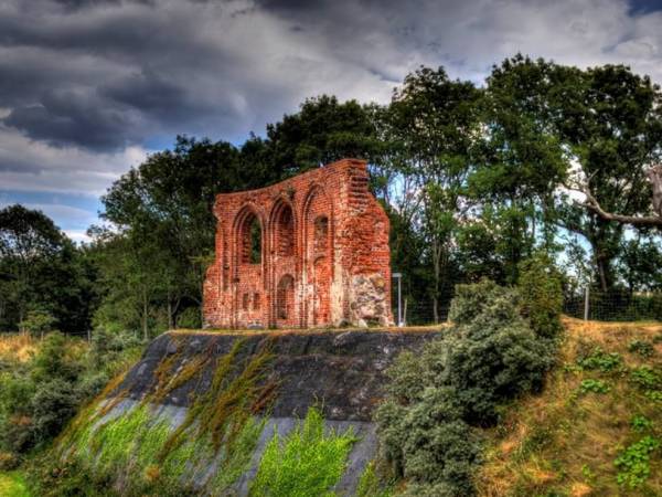 RUINY KOŚCIOŁA ODDALONE O 350M