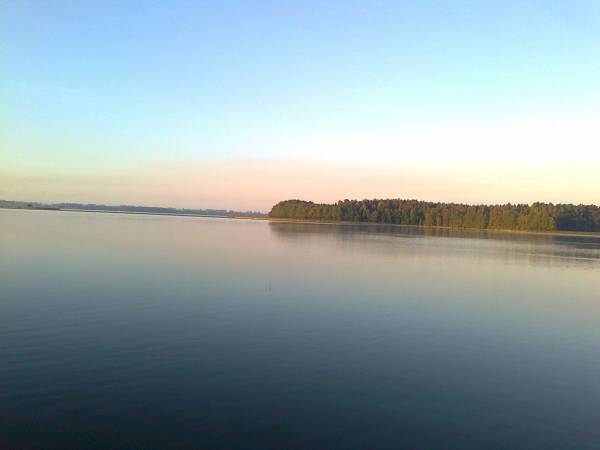 Widok na jezioro o wschodzie słońca