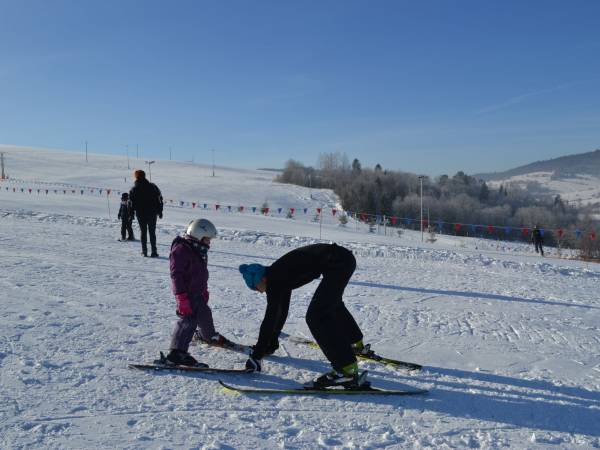 Pierwsze kroki na nartach w szkółce narciarskiej