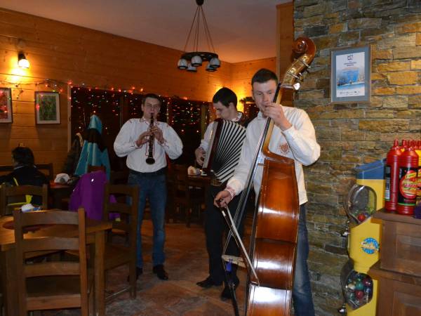 Wspólne biesiadowanie z regionalną kapelą