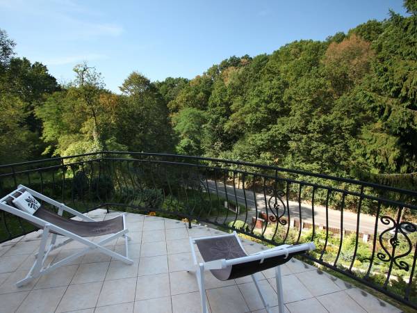 taras w otoczeniu lasu