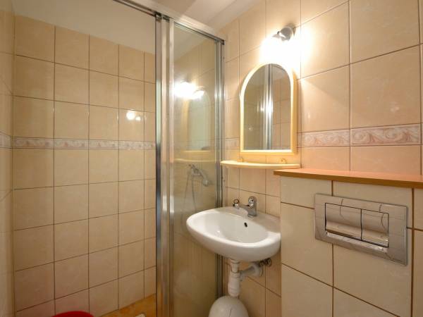 Łazienka w pokojach 3 osobowych 