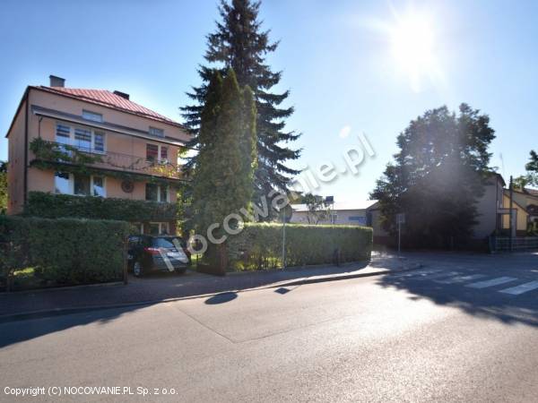 Wejście od jeziora i sklepu