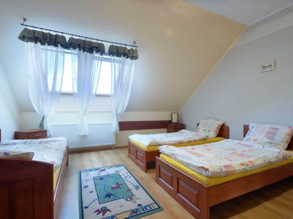 Apartament II - Pokój trzyosobowy z łazienką