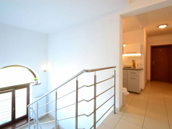 Budynek główny- klatka schodowa i aneks kuchenny