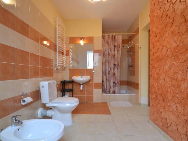 Łazienka do pokoju 3 osobowego