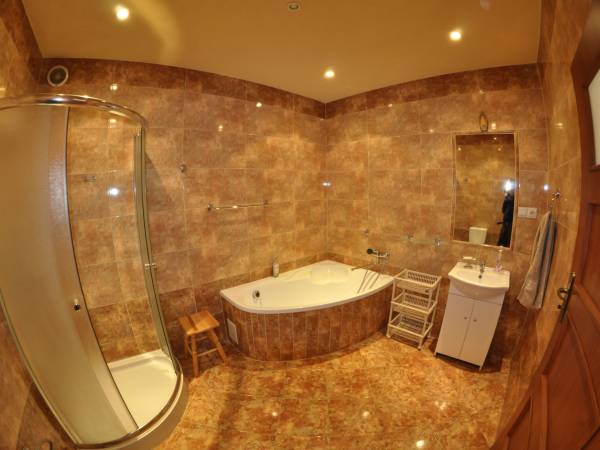 Łazienka dla apartamentu 6 -osobowego