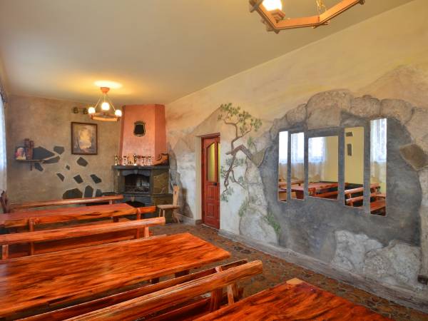 Sala z kominkiem i telewizorem