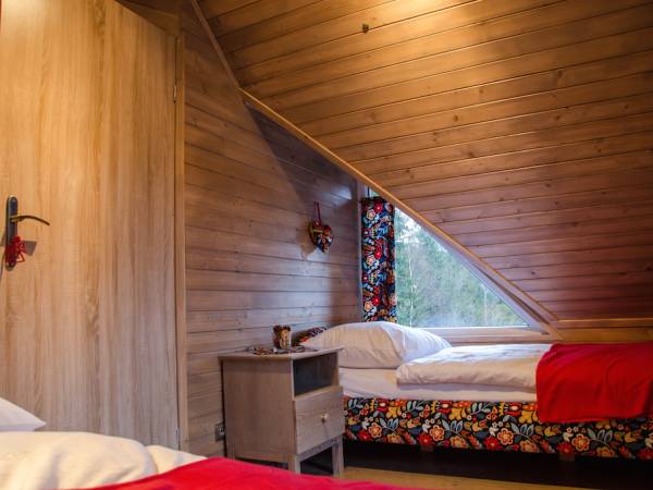 ypialnia nr 1 z balkonem z widokiem na góry i Gondolę