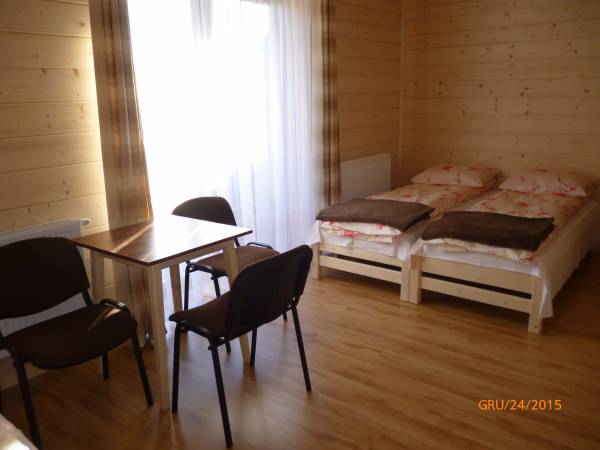 pokój 4-osobowy w nowym budynku z balkonem